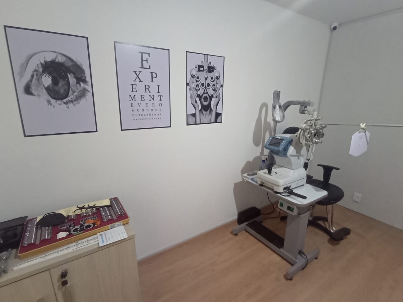 Sala de exame com equipamentos de optometria
